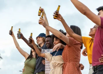 Desce uma gelada: consumidores pagam mais por experiência e qualidade na cerveja