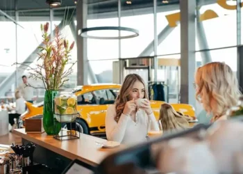 Porsche Experience combina varejo de luxo, treinamento de pilotagem e roteiros de aventura