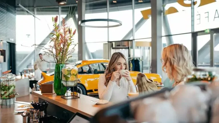Porsche Experience combina varejo de luxo, treinamento de pilotagem e roteiros de aventura