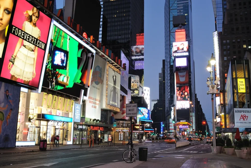 Helloo oferece desconto em mídia DOOH para clientes Vai de Visa