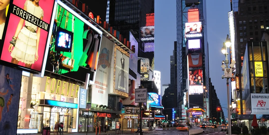 Helloo oferece desconto em mídia DOOH para clientes Vai de Visa
