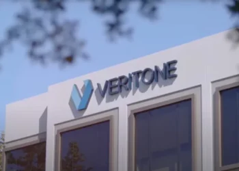 Veritone, empresa de IA, planeja demitir 25% da equipe como redução de custos