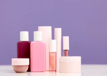 Anvisa proíbe venda e uso de cosméticos irregulares; veja a lista