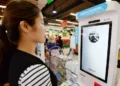 Na China, a loja não tem caixa. E o pagamento não exige carteira