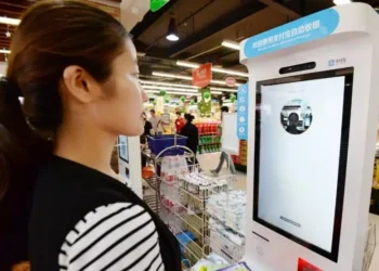 Na China, a loja não tem caixa. E o pagamento não exige carteira