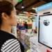 Na China, a loja não tem caixa. E o pagamento não exige carteira