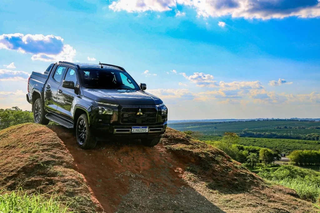 Cade aprova compra de 50% da Mitsubishi Fuso pela Foxconn