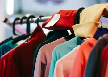Do brechó às grandes redes: moda circular ganha força na Riachuelo, C&A e Farm
