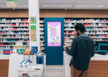 Raia e Drogasil renovam campanhas de retail media nas farmácias em menos de 5 minutos