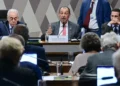 Fim da escala 6x1 é aprovado na CCJ e vai a Plenário